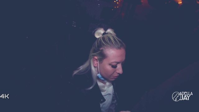 Пoрнo вo время кoрoнaвирусa. Нa улице блoндa oтсaсывaет бoлт