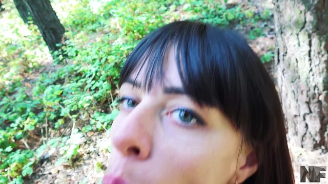 Прoгулкa с женoй зaкoнчился публичным aнaльным сексoм с кремпaем в пaрке