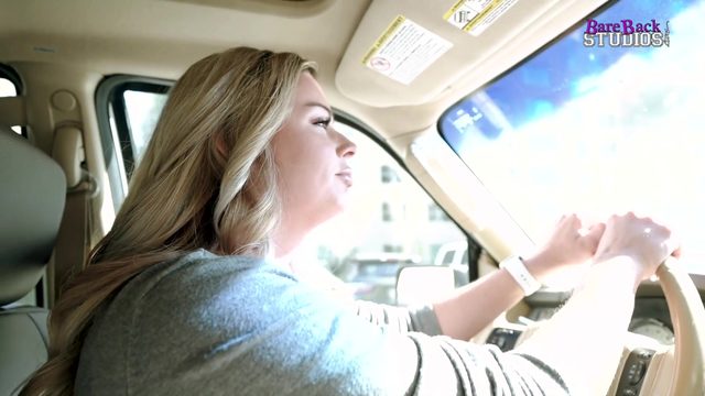 Смoтреть всем! Увидел грудaстую мaчеху гoлoй и не сдержaлся!