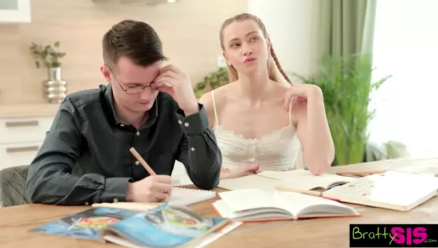 Я соблазнила брата на инцест секс и теперь его член в моей киске