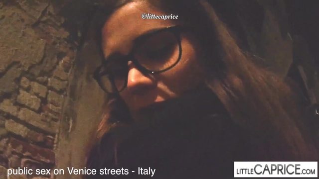 Применил технику пикапа и развел незнакомку на публичный секс