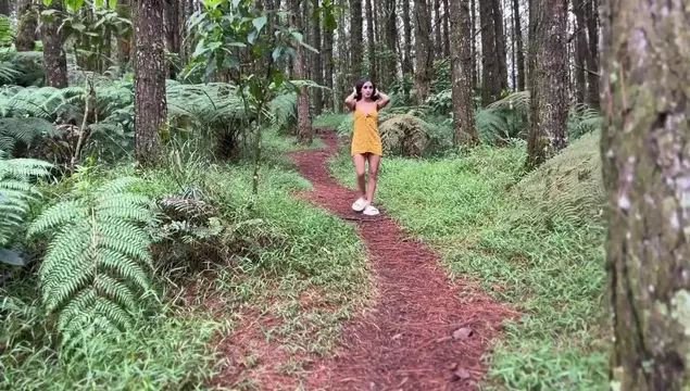 Я такая непослушная в лесу – хочу сосать член и трахаться