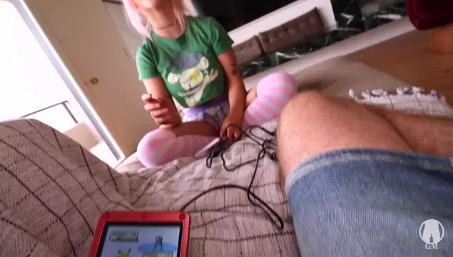 Девушка геймер проиграла пари и отдалась своему другу