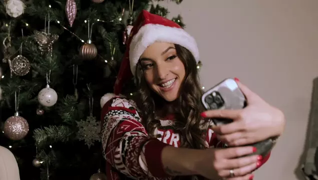 Рождественский лесбийский секс с лизанием сладких писечек