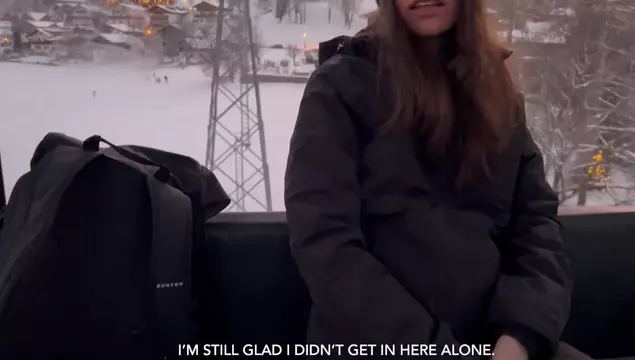 После прогулки молодой брюнетке захотелось кремпай в киску