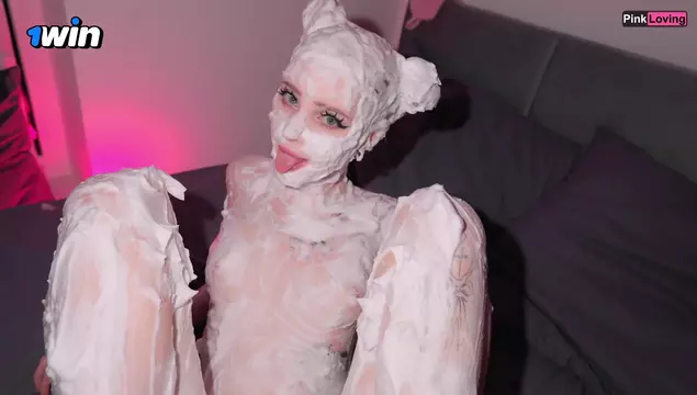 Молодая девка обмазалась сливками и записала порно видео для TikTok