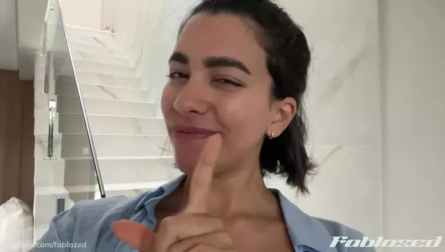 Молодая нудистка перед камерой играет со своей писюшкой