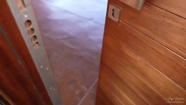 Извращенец выебал девушку сантехника, когда она застряла в стиралке