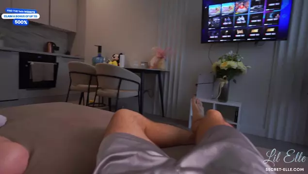 Подсуетился и трахнул молодую подругу сводной сестры