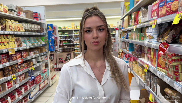 За деньги продавщица отсосала в примерочной и отдалась в машине