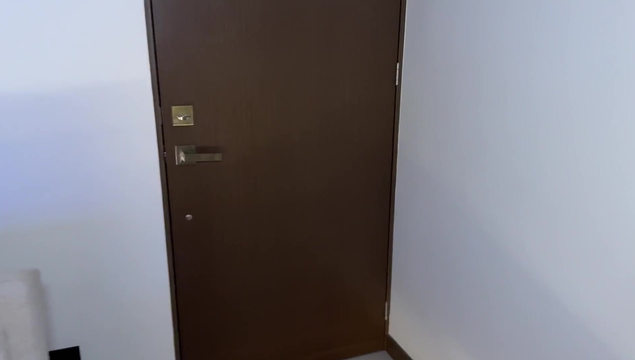 Пригласила соседа на бокал вина, а он возбудился и достал хуй для ебли