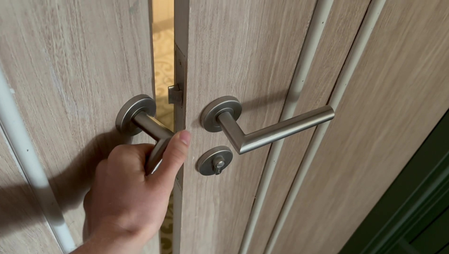 Я трахнул приемную сестру, когда делил с ней один номер в отеле