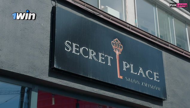 Молодая девка пришла в секс-шоп, чтобы пососать хуй и потрахаться