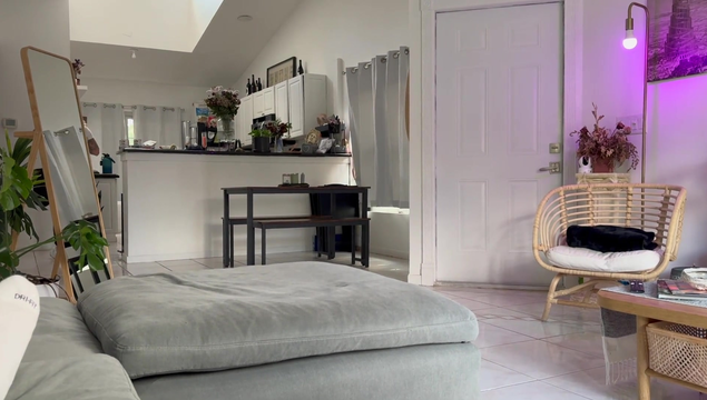 Девушка бариста изменяет своему парню и сосет член клиента