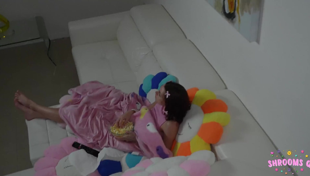 Отчим дал на клык молодой падчерице и помог ей избавиться от ночных кошмаров