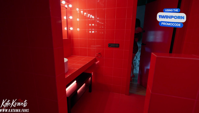 Клубная тусовщица Kate Kravets ебется с незнакомцем в общественном туалете