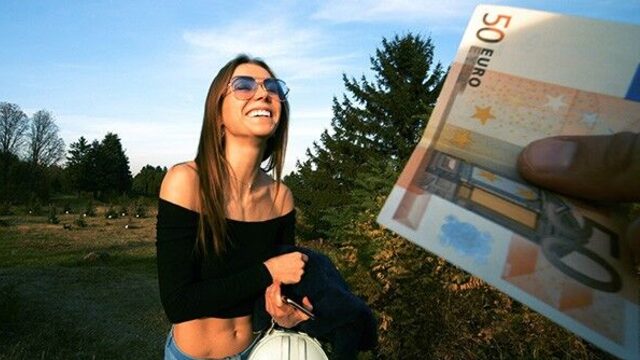 Молодая незнакомка согласилась отсосать, как только увидела деньги у меня в руке