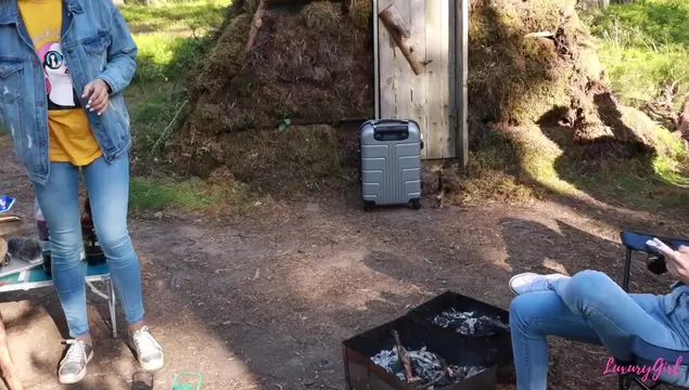 Привез подругу на пикник и оттрахал в лесу, пока не видели друзья