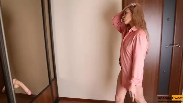 Из шкафа появился член и я захотела его взять в ротик, чтобы пососать