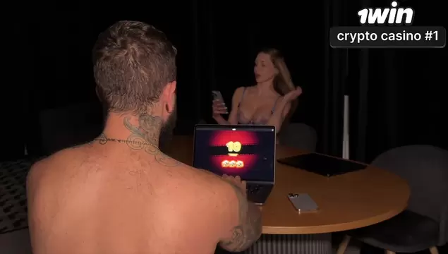 Связанный муж смотрит, как грабитель жестко насилует его молодую жену