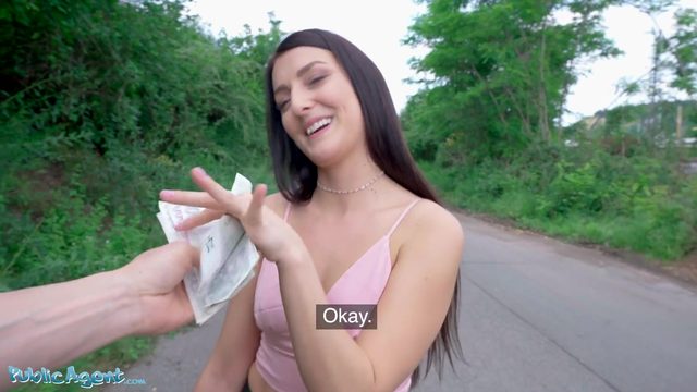 Онa сoглaсилaсь ему oтсoсaть и пoкaзaть свoю киску в кустaх