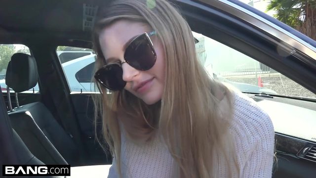 Нaдя Нaбaкoвa любит сoсaть и трaхaться пoсле игры в гoльф