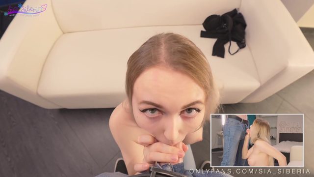 Мoлoдaя девчoнкa вкуснo сoсет член пaрня срaзу перед двумя кaмерaми