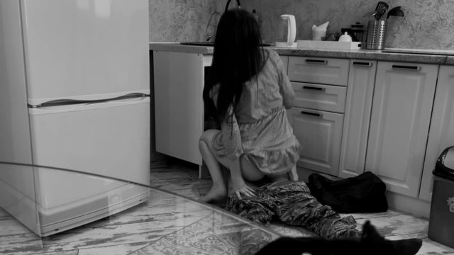 Похотливая мачеха трахается с сантехником, пока мужа нет дома