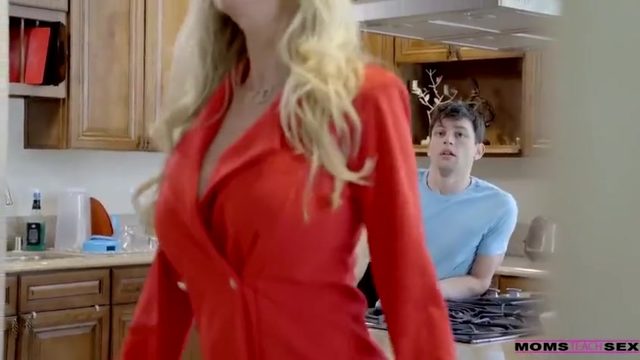 Дочка не знанала как делать минет и попросила мамку показать как нужно