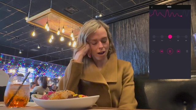 Ели сдерживаюсь в ресторане, чтобы не кончить от радиоуправляемого вибратора в пизде