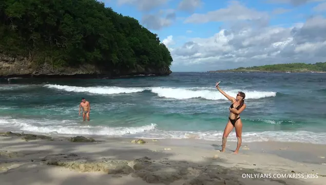 Глубокий минет на пляже от возбужденной молодой девчонки